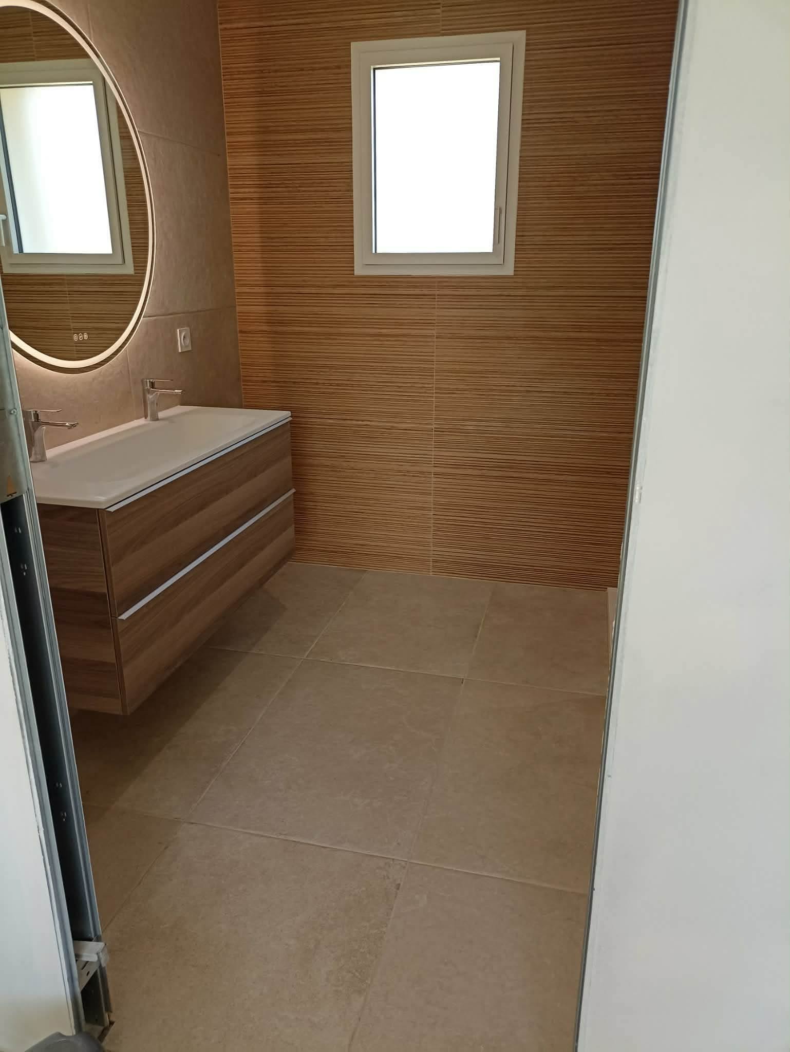 Salle de bain carrelée à Laval